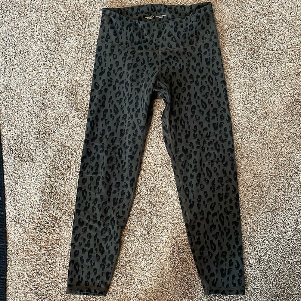 Old Navy Active Elevate Legging Olive and Black Size L